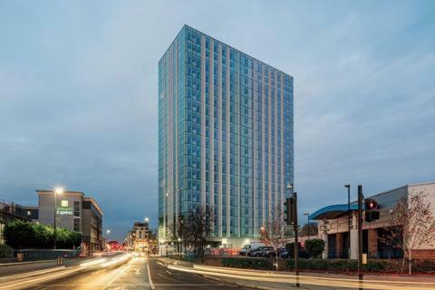 Britannia Point, New Building Opposite Station Londra